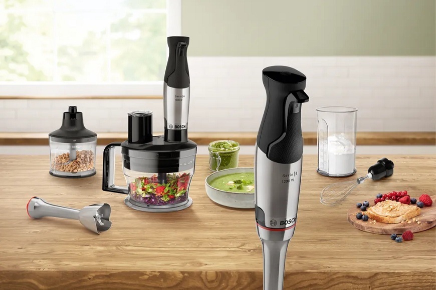 Příslušenství k ponornému mixéru MSM6M871 s ingrediencemi na kuchynském stole