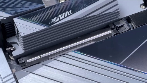 Základní deska GIGABYTE Z890 EAGLE WIFI7 Gigabyte Z890 EAGLE WIFI7 potěší i snadnou stavbou díky bezšroubkové montáži