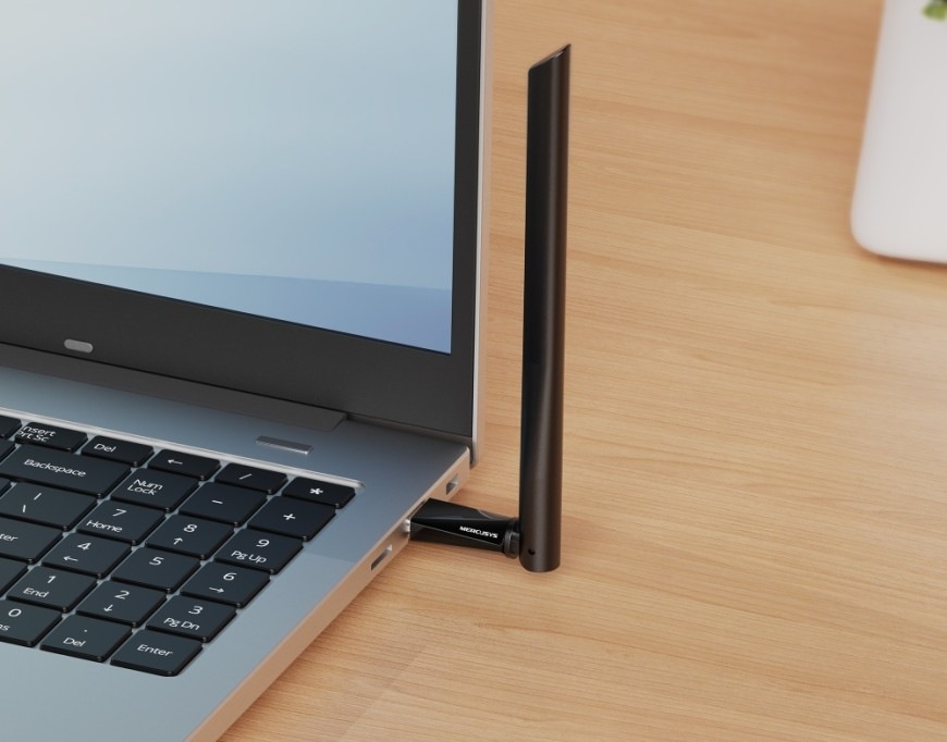 Wi-Fi adaptér Mercusys MA14H černý Wi-Fi adaptér Mercusys MA14H instalovaný v notebooku