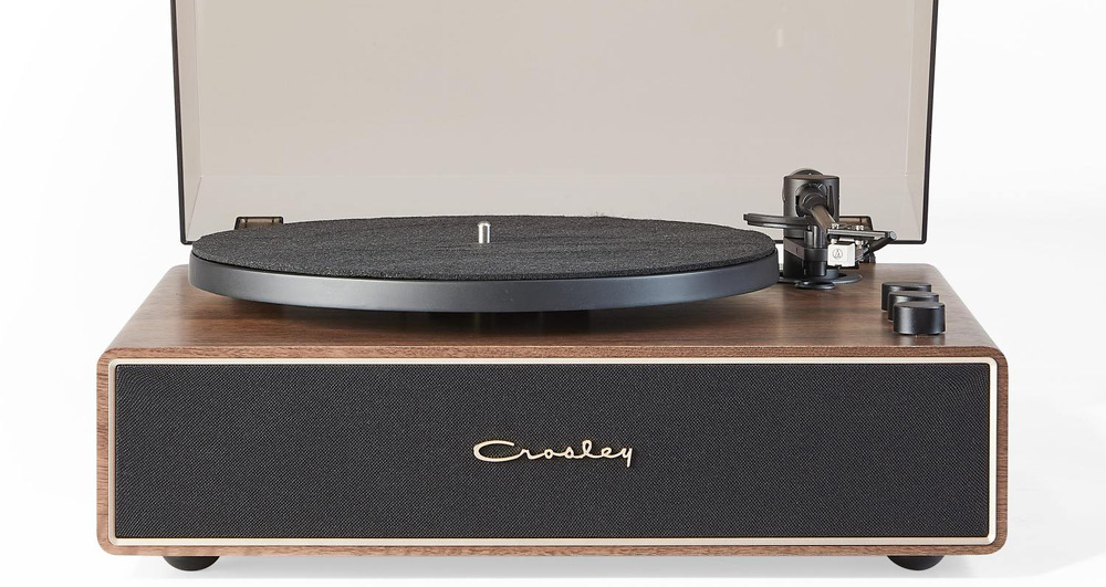 Gramofon Crosley Stave hnědý Kombinace dřeva, kovu a hliníkového talíře spojuje stabilitu konstrukce s elegantním designem.