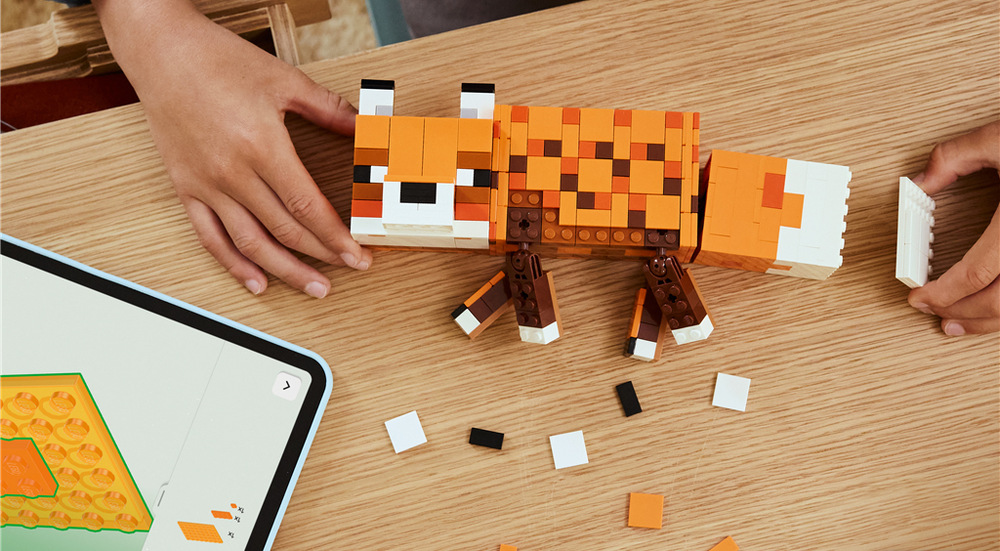 Stavebnice LEGO® Minecraft® 21588 Liška Model LEGO Minecraft funguje jako pohyblivá dekorace a můžete ho kombinovat s dalšími postavami ze hry.