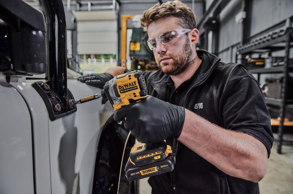 Rázový šroubovák Dewalt XR 18V DCF850NT (bez baterie) Rázový šroubovák Dewalt XR 18V DCF850NT (bez baterie)