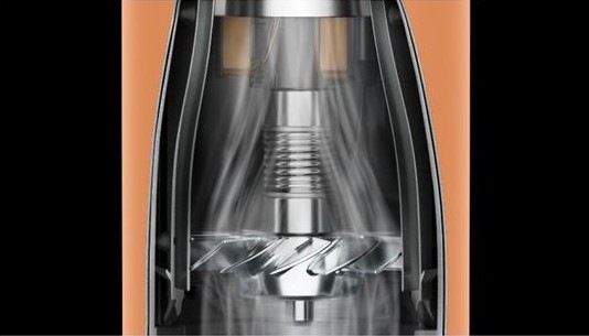 Detail technologie motoru fénu zajišťující silný a rychlý proud vzduchu.
