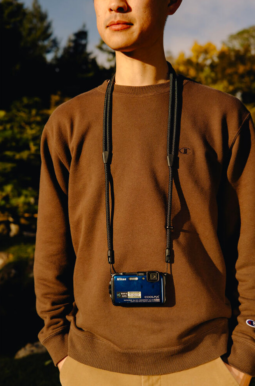 Peak Design Crossbody Strap při nošení kompaktního fotoaparátu na krku venku