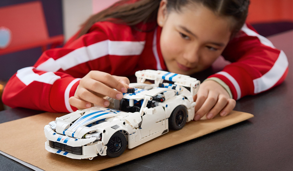 Sportovní design Dodge Viper GTS-R doplňuje výrazný spoiler, otevírací dveře a kapota pro bližší prozkoumávání modelu.