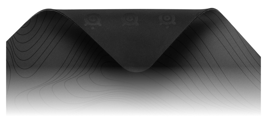 Podložka pod klávesnici a myš SteelSeries QcK XXL Topographic černá Detail vrstevnicového vzoru na textilním povrchu podložky QcK Topographic