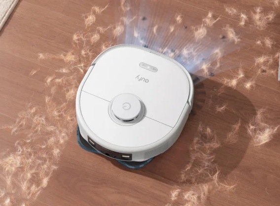 Robotický vysavač Anker Eufy X10 Pro Omni 8000Pa vysává zvířecí chlupy z podlahy