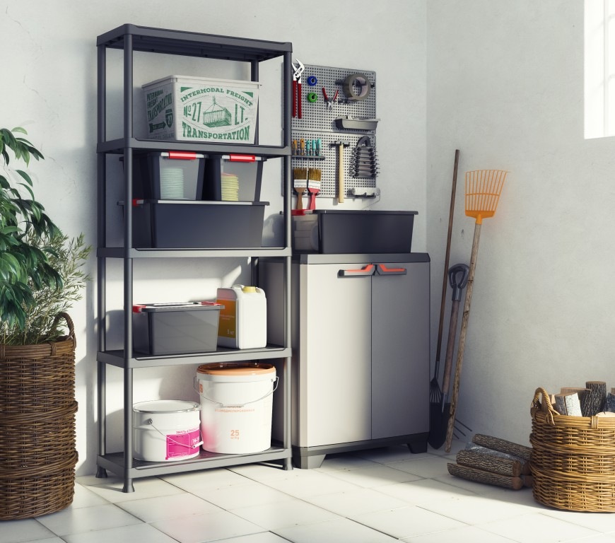 Regál Keter Plus Shelf 90/40/5 umístěný ve sklepě