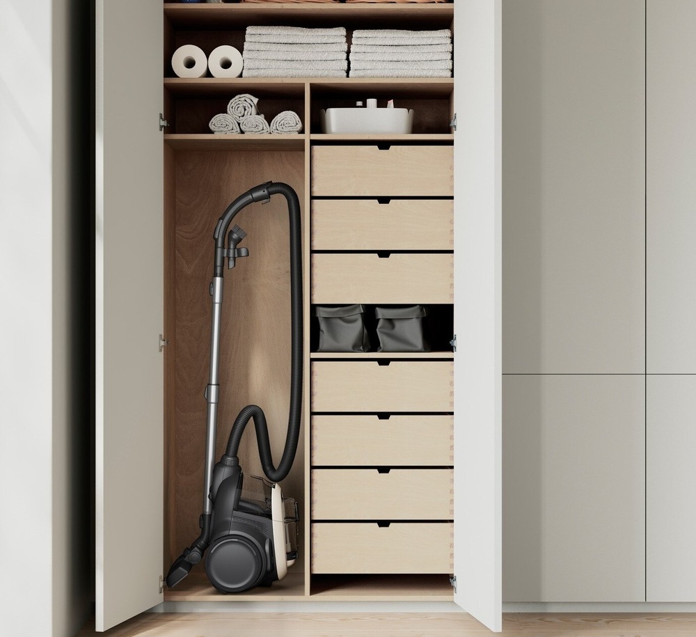 Vysavač Electrolux EL61H4SW série 600 Hygienic svisle uložený ve skříni. Kolem jsou šuplíky a police. 