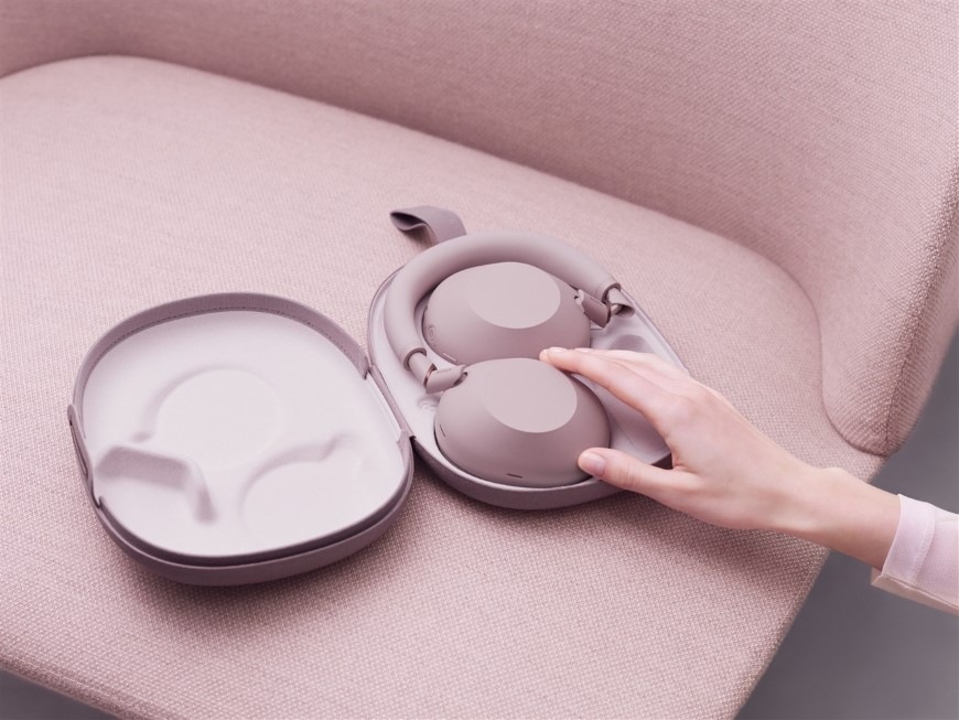 Sluchátka Sony WH-1000XM6, Noise Cancelling - Prodloužená záruka zdarma po registraci růžová Ruka dotýkající se pouzdra se sluchátky Sony WH-1000XM6