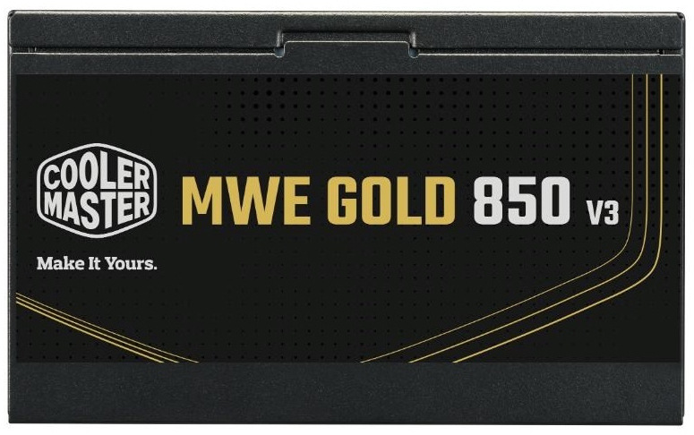 Na obrázku je boční strana napájecího zdroje Cooler Master s černým štítkem. Vlevo je logo Cooler Master, vedle velký nápis MWE Gold 850 V3 ve zlaté a bílé barvě a jemné zlaté linky.