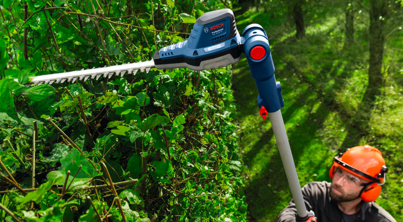 Nůžky na živý plot Bosch Professional GHE 18V-50 TP (bez baterie) Detail nastavitelné střihací hlavy Bosch Professional GHE 18V-50 TP při úpravě živého plotu