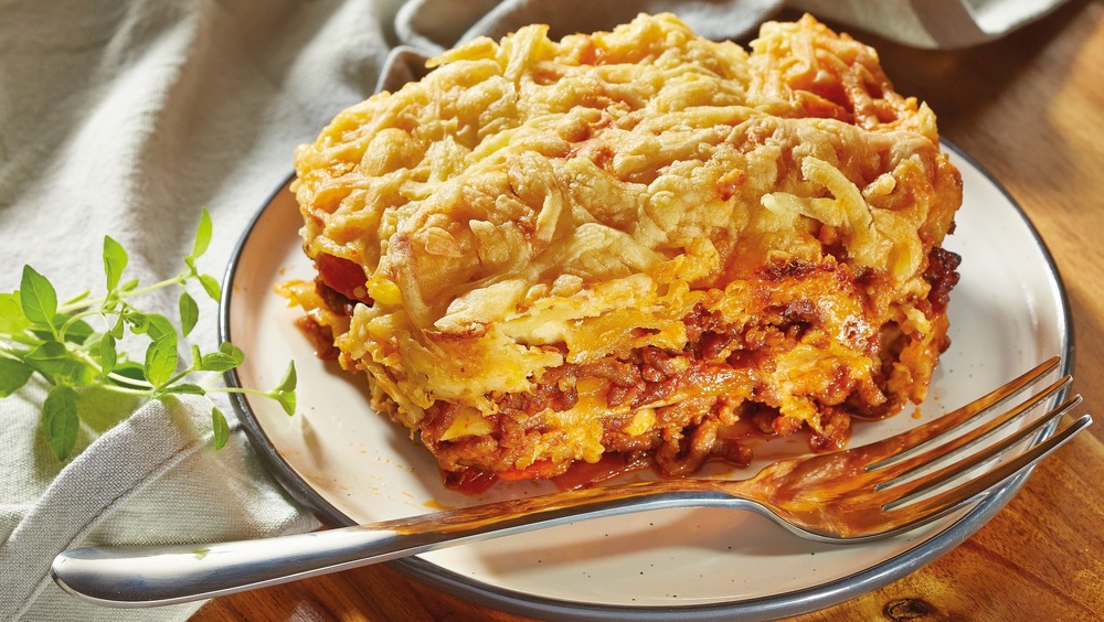 Mikrovlnná trouba Gorenje G400 MO20AE2B5 černá lasagne na talíři