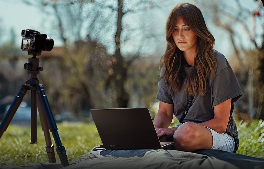 Notebook Asus ProArt P16 černý Žena pracující u notebooku během fotografování.
