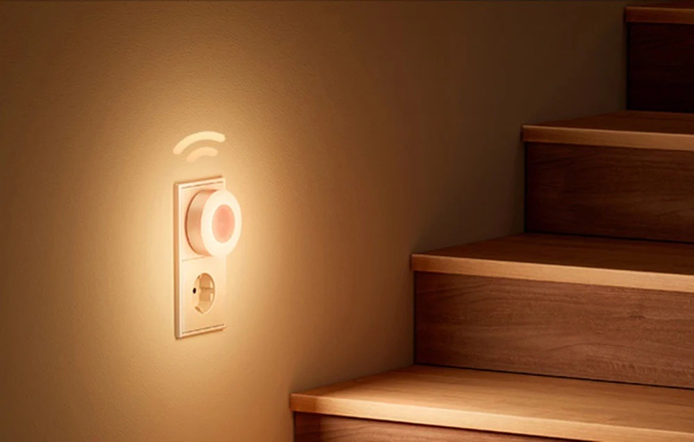 Noční světlo Yeelight Senzorové Lite bílé Noční světlo Yeelight Senzorové Lite v zásuvce u schodiště