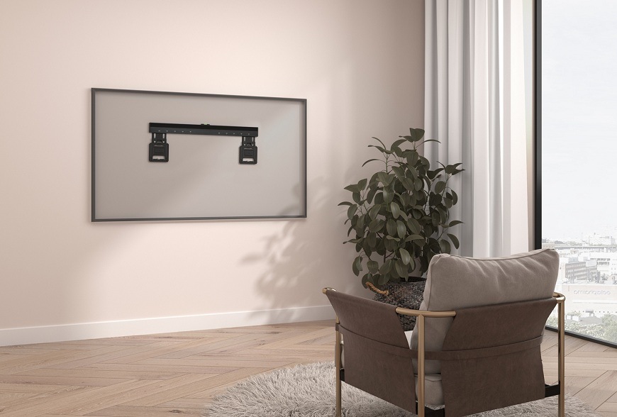 Držák TV GoGEN ultra slim, pevný XL černý Fixní ultra tenký TV držák GoGEN na stěně v minimalistickém interiéru s pokojovou rostlinou