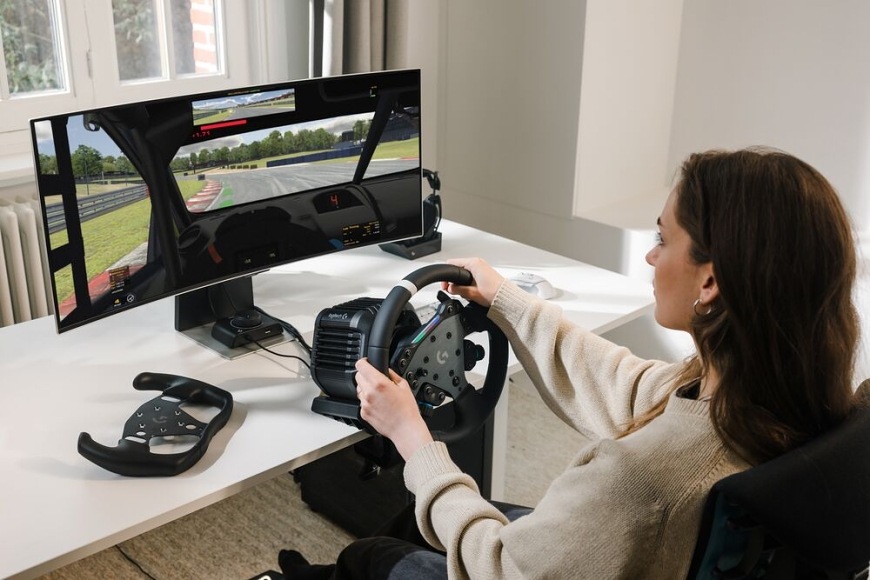 Sestava Logitech G RS50 poskytuje autentický zážitek z řízení díky vysokému výkonu a přímému přenosu síly do volantu