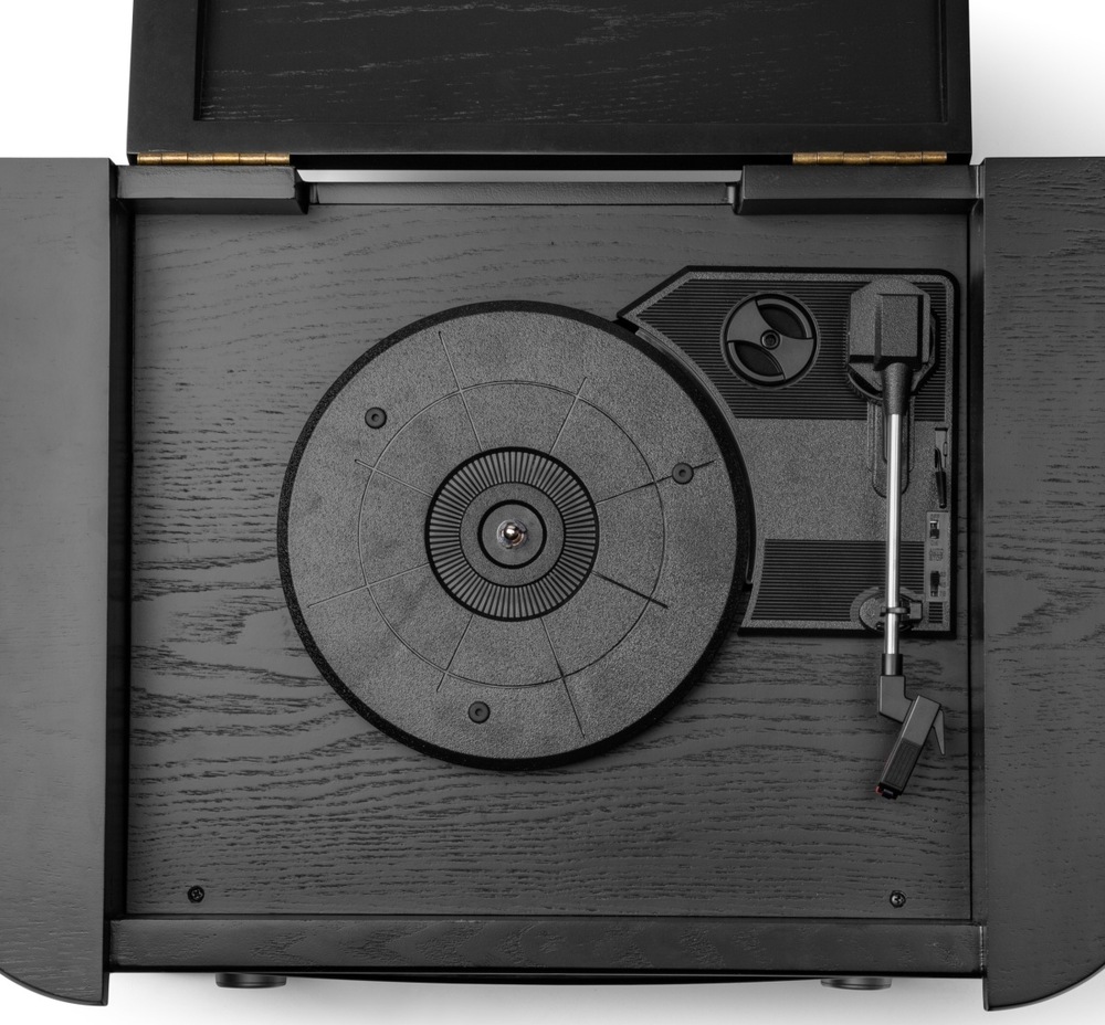 Gramofon AKAI ATT-350CC černý/stříbrný Detail talíře gramofonu a raménka přenosky uvnitř retro věže Akai.
