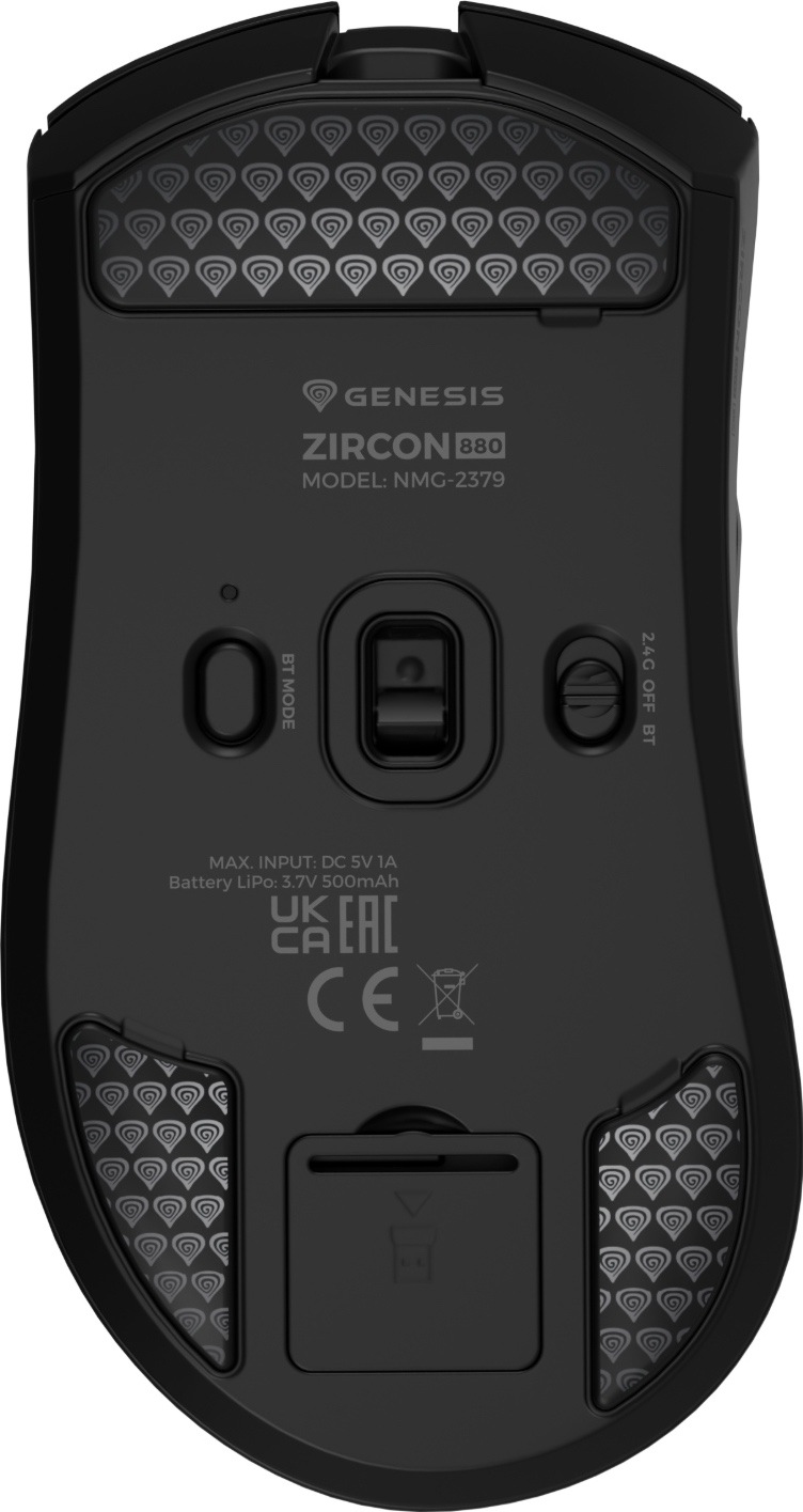 Spodní strana myši Genesis Zircon 880 s optickým senzorem uprostřed, tlačítkem režimu Bluetooth a přepínačem 2,4 GHz, vypnutí a Bluetooth. Po okrajích jsou skleněné kluzáky a dole kryt úložného prostoru pro USB přijímač.