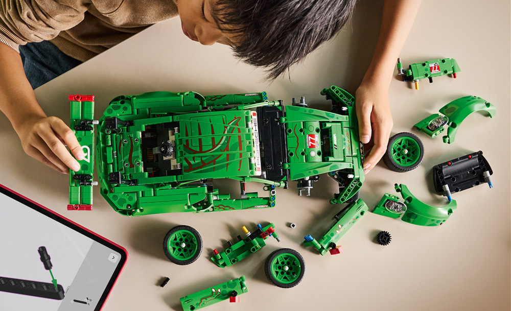 Stavebnice LEGO® Technic 42224 Auto Porsche 911 GT3 R REXY AO Racing Působivý model měří téměř 40 cm a díky výraznému dinosauřímu designu se skvěle hodí také na vystavení.