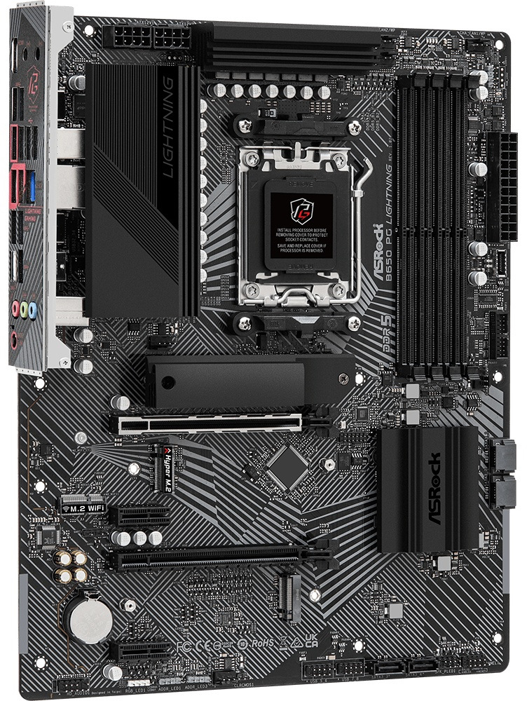 Základní deska ASRock B650 PG Lightning Pohled shora na desku. Na levé straně jsou shora vidět porty pro připojení externích zařízení. Uprostřed horní třetiny desky je místo pro usazení procesoru, vpravo od něj jsou 4 sloty pro DDR5. Tranzistory, chladiče...
