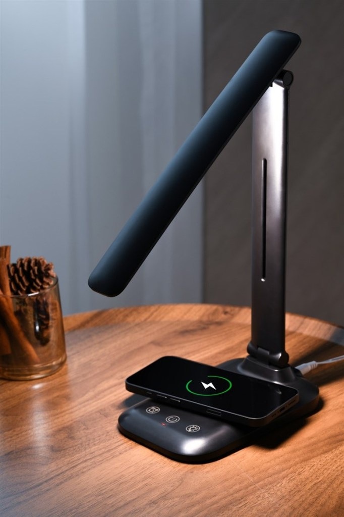 Lampa je vyrobena z odolného ABS plastu v elegantním černém provedení.
