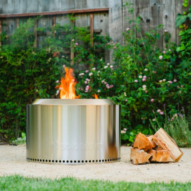 Ohniště Solo Stove Yukon + stand 2.0 Ohniště Solo Stove Yukon + stand 2.0 na zahradě vedle připraveného dřeva