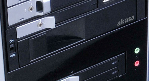 Funkce hot-swap umožní snadnou a rychlou výměnu disků uvnitř rámečku AKASA Lokstor M51 2.5" & 3.5" SATA HDD Dock in 5.25" PC Bay, USB 3.0 pass through
