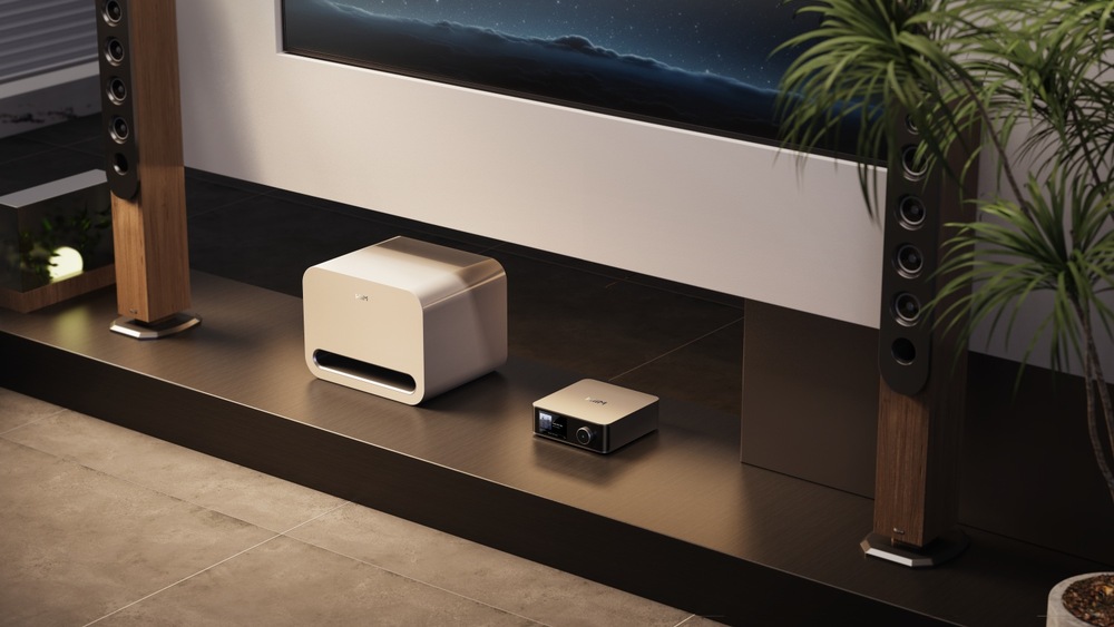 Subwoofer WiiM Sub Pro bílý Subwoofer WiiM Sub Pro umístěný pod televizí vedle síťového přehrávače