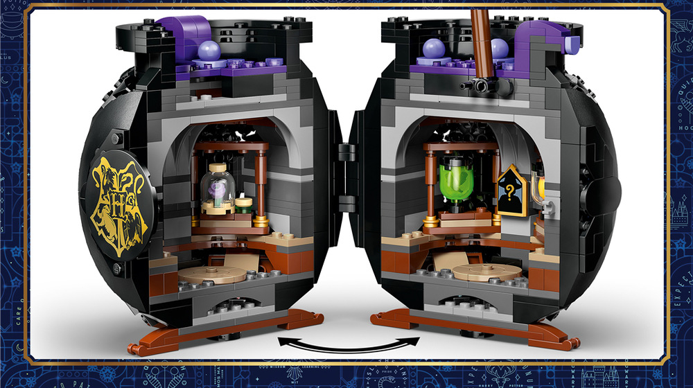 Kotlík měří přes 20 cm a po otevření nabízí učebnu lektvarů, kterou doplňuje aplikace LEGO Builder.