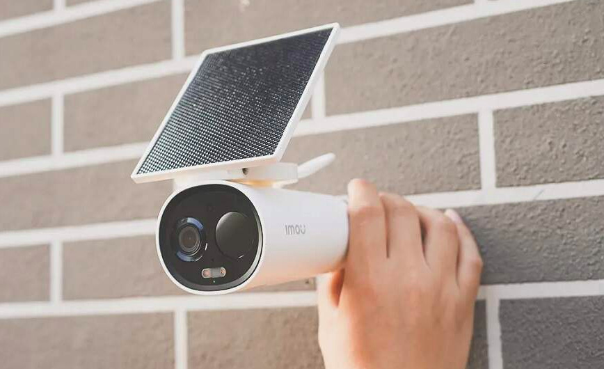 Detail montáže venkovní IP kamery Imou Cell 3C All In One 3MP na zeď pomocí držáku