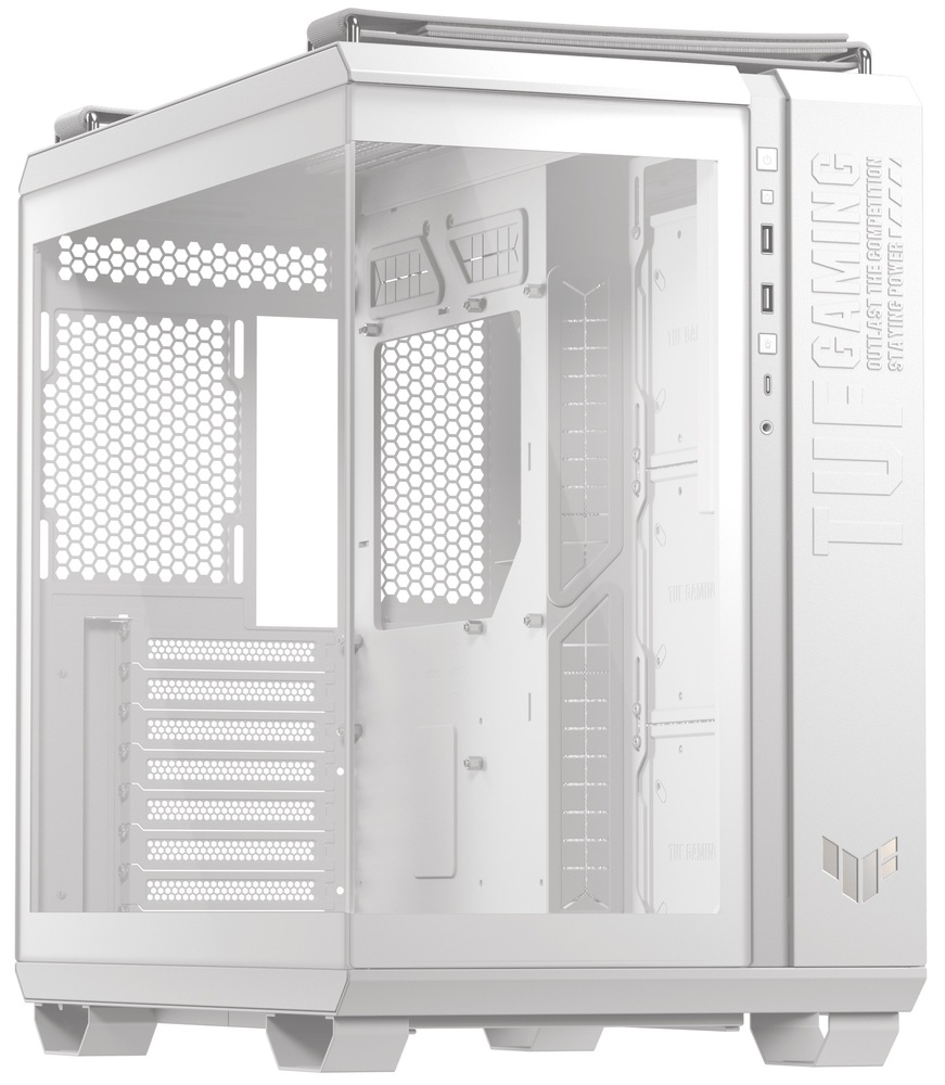 Case Asus TUF GAMING GT502 HORIZON bílá Skříň je vyfocená zepředu šikmo přes levý přední roh, takže vynikne panoramatické provedení s tvrzeným sklem na čele i boku. Na pravé hraně je široký rám s reliéfním nápisem TUF GAMING a svisle řazenými tlačítky/porty, nahoře jsou vidět robustní madla a celé šasi stojí na výrazných, hranatých nožkách.