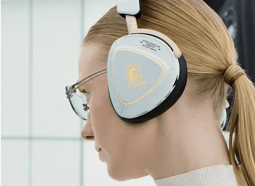 Headset Asus ROG Delta II-KJP bílý Herní headset Asus ROG Delta II-KJP nasazený na hlavě uživatele při hraní