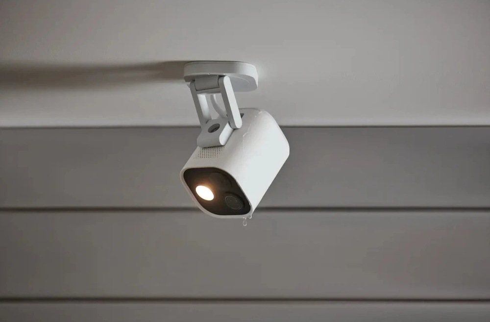 Kamera Aqara G5 Pro PoE namontovaná na venkovní stěně domu.
