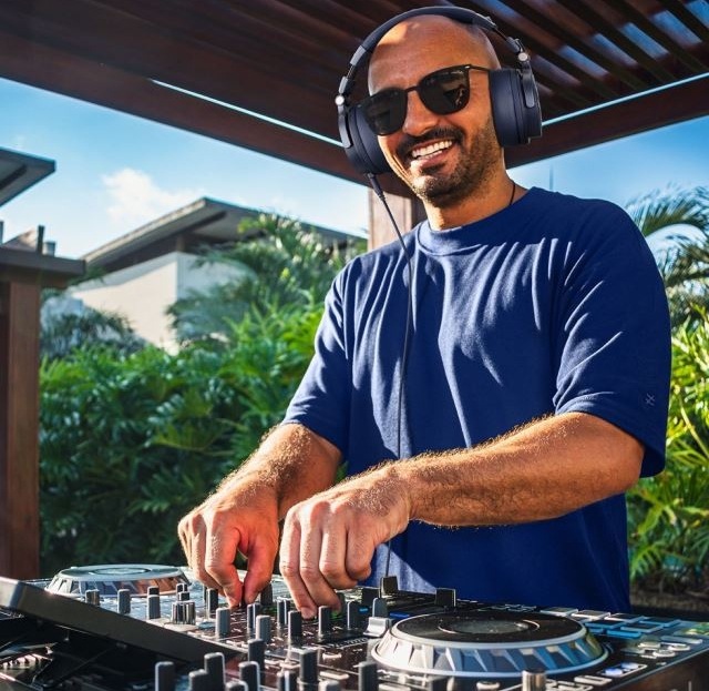 DJ u mixážního pultu používá sluchátka OneOdio Monitor 60