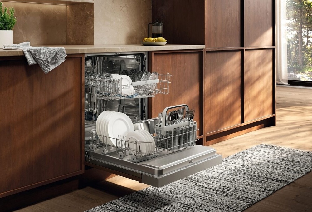 myčka Electrolux E62ID110SX série 600 v kuchyni s dřevěným dekorem