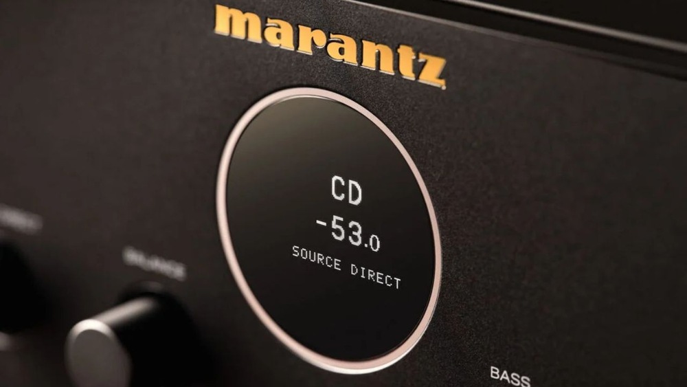 Detail kruhového displeje a loga zesilovače Marantz MODEL 70 zobrazující vstup CD