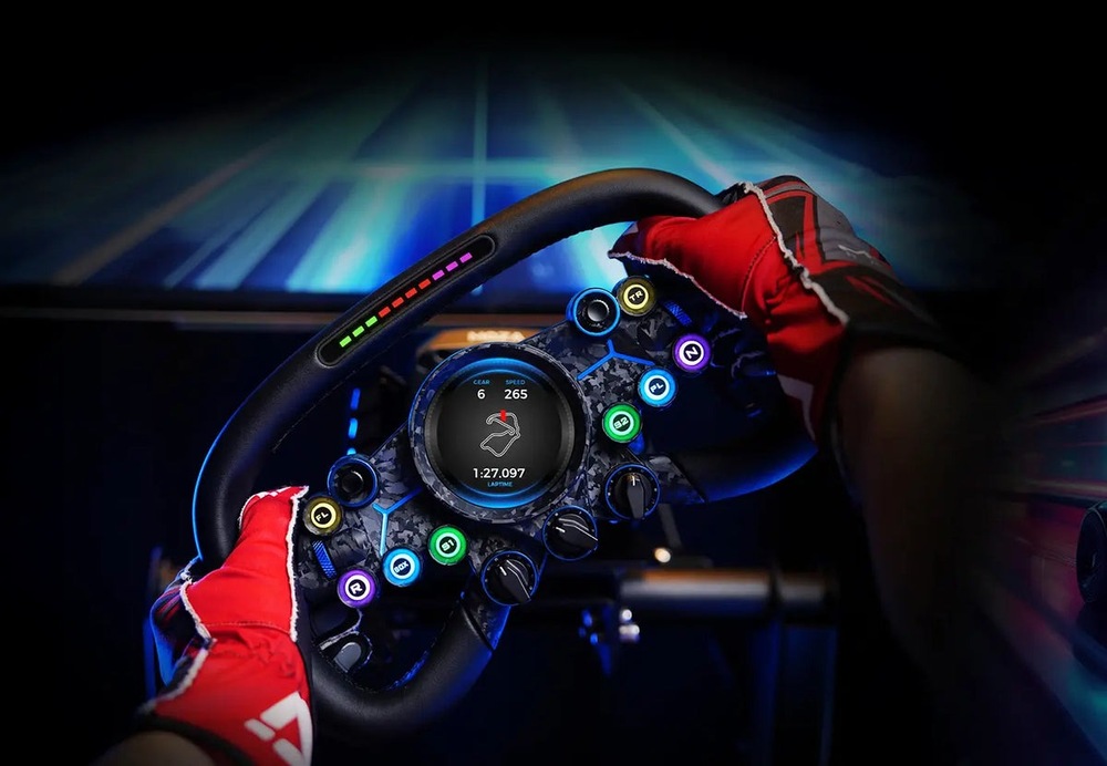 Volant Moza Racing Vision GS (PC) černý Za obrázku jsou ruce držící volant s obsahem na displeji zobrazeným v horizontální poloze.