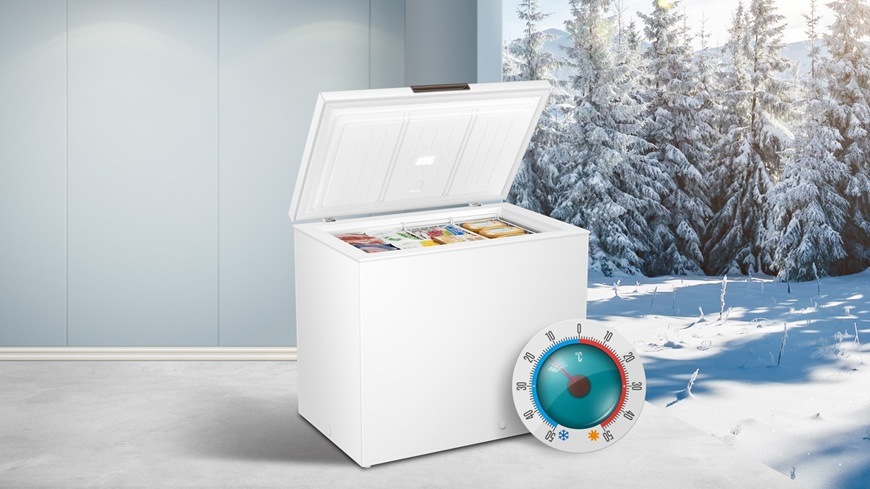 Mraznička Hisense FT282D4AWYLA bílá Pultovou mrazničku Hisense lze umístit do sklepa či garáže, kde je až -15 °C. Mraznička volně stojí v prázdné místnosti. Za oknem jsou zasněžené stromy.