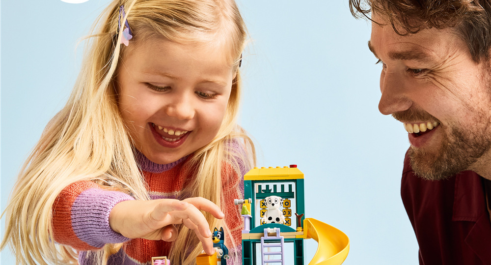 Stavebnice LEGO® Bluey 11201 Bluey, Chloe a zábava na hřišti Pelikán, rostliny a piknikové místo s nápoji a cupcaky přidávají další možnosti pro různorodé herní scénáře.