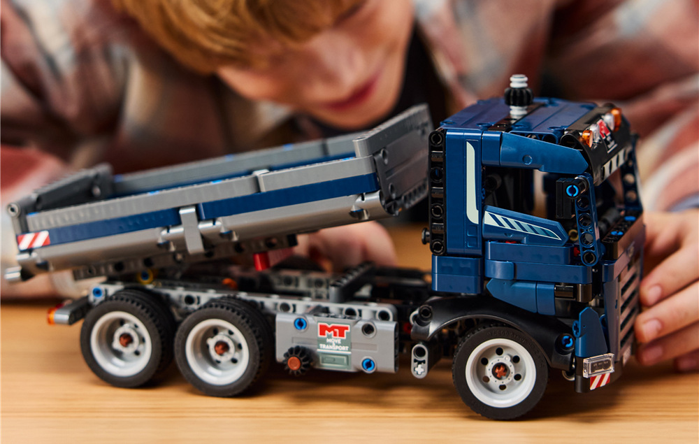 Stavebnice LEGO® Technic 42203 Nákladní sklápěč Robustní sklápěč umožní dětem vymýšlet vlastní scénáře ze staveniště a převážet pomyslný náklad.