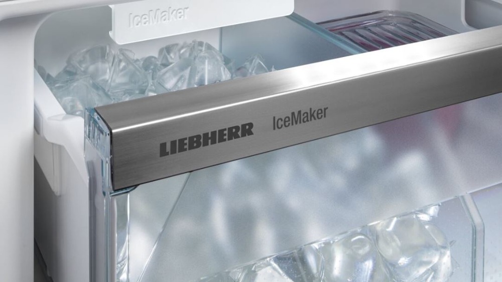 otevřený zásobník na ledové kostky IceTower uvnitř lednice Liebherr XRFst 5295, který je naplněný ledovými kostkami.
