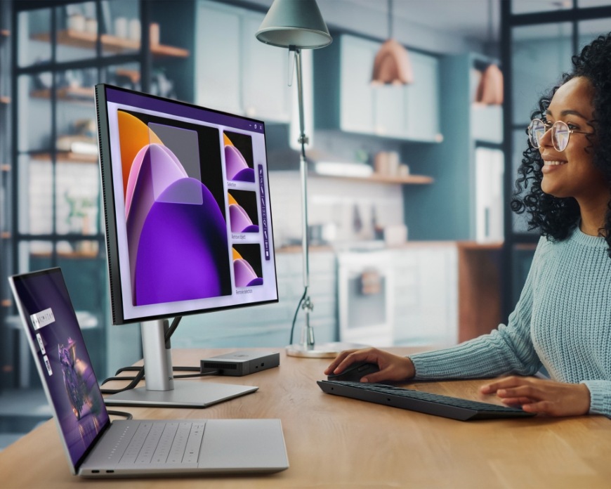 Žena tvořící grafiku na notebooku Dell 16 Premium DA16250 doplněným o monitor
