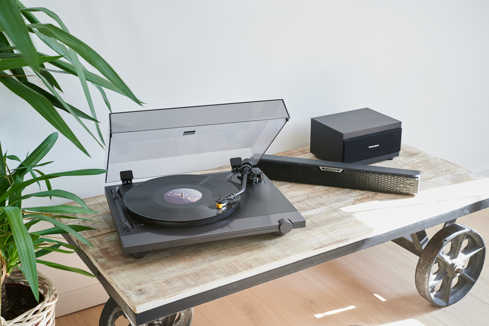 Gramofon Thomson TT700 černý Thomson TT700 se chlubí i integrovaným předzesilovačem