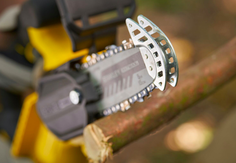 Detail lišty 15 cm a ochranného krytu hrotu u pily Stanley Fatmax SFMCPS415B-XJ