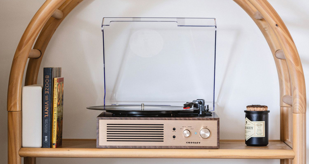 Gramofon Crosley Miles hnědý Vestavěné stereo reproduktory 2×5 W umožní okamžitý poslech bez nutnosti externí techniky.