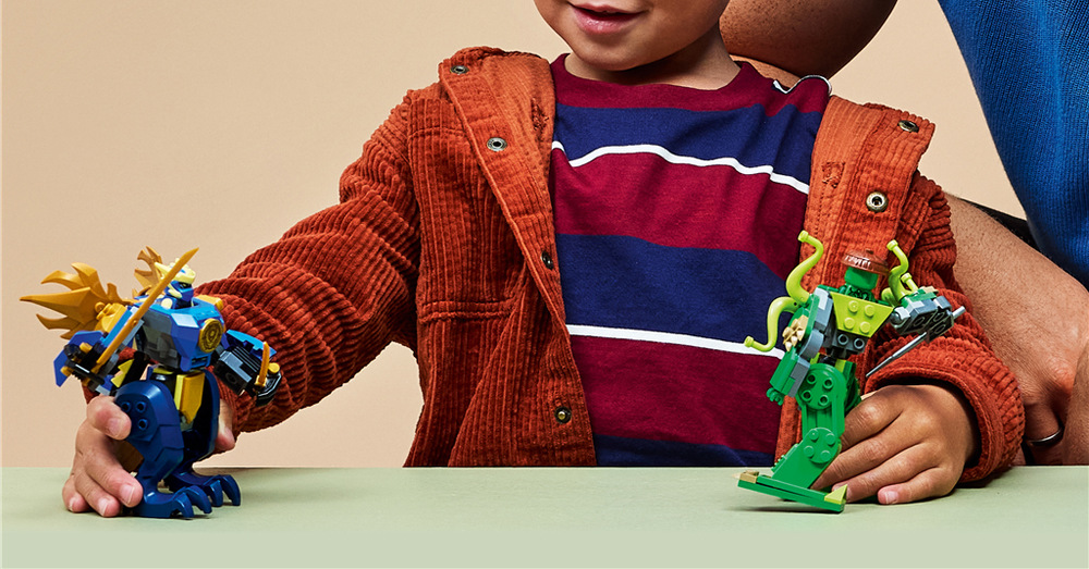 Stavebnice LEGO® NINJAGO® 71853 Jay a boj v dračím robotickém obleku Předškoláci od čtyř let se vydají do nindžovských bitev s Jayovým dračím oblekem a robotem zmutované příšery.