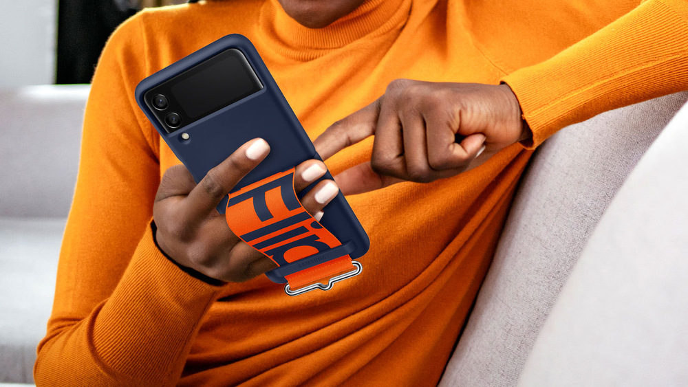 Kryt na mobil Samsung Silicone Cover s poutkem Galaxy Z Flip3 bílý