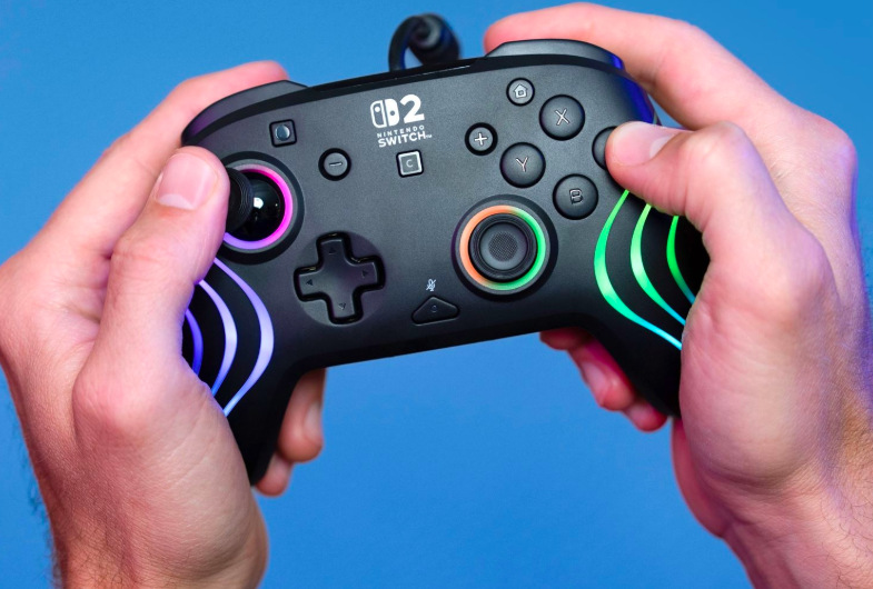 Gamepad Turtle Beach Afterglow Wave Wired RGB, NS2 černý Hráč drží gamepad Turtle Beach Afterglow Wave s aktivním RGB podsvícením během hraní