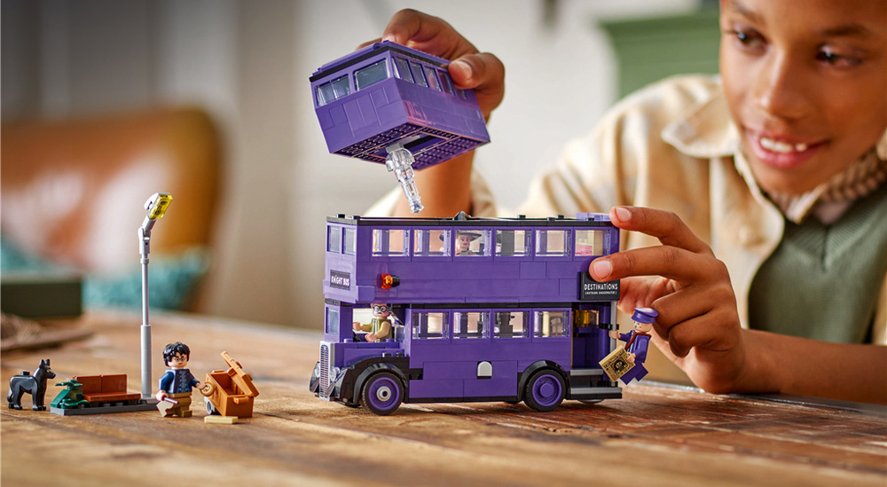 Model LEGO inspirovaný autobusem z Harryho Pottera nabízí několik pater a spoustu herních možností.